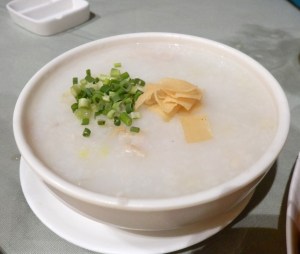Porridge with shredded chicken and clams. 